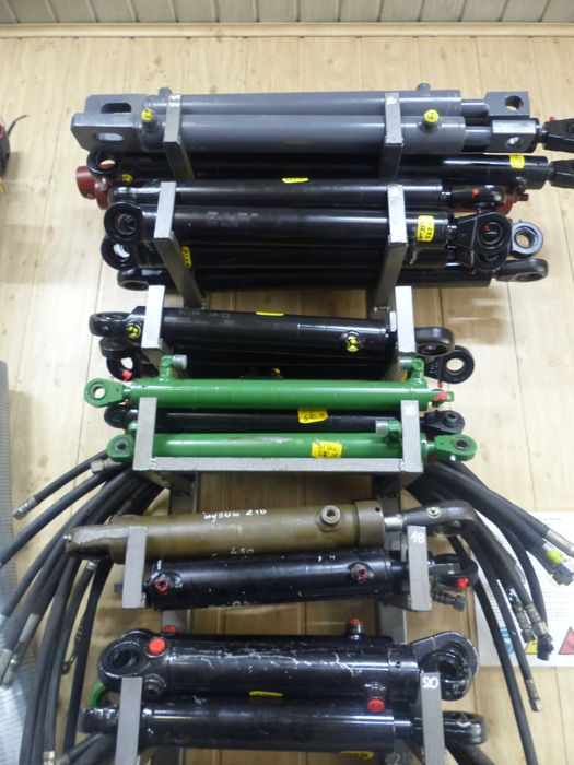 Siłownik hydrauliczny wywrotu podpory samochodu przyczepy