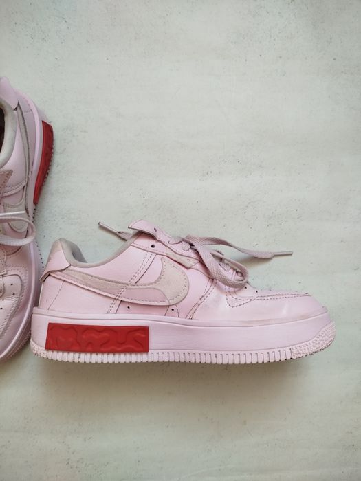 Оригінальні кросівки Nike Air Force в розмірі 37.5