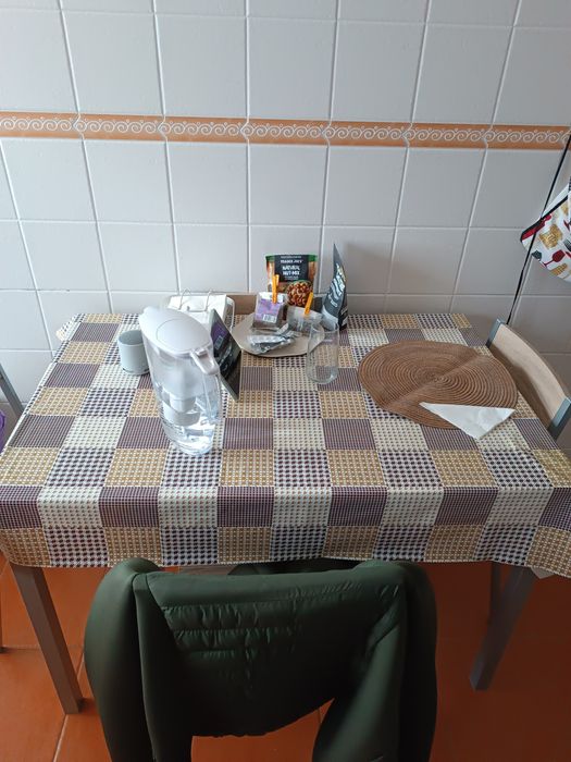 Mesa de cozinha e quatro cadeiras