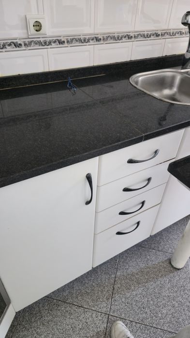 Cozinha Completa em "L"  com Eletrodoméstico,  Bancada em Granito Negro e Lava-loiça + Mesa de jantar