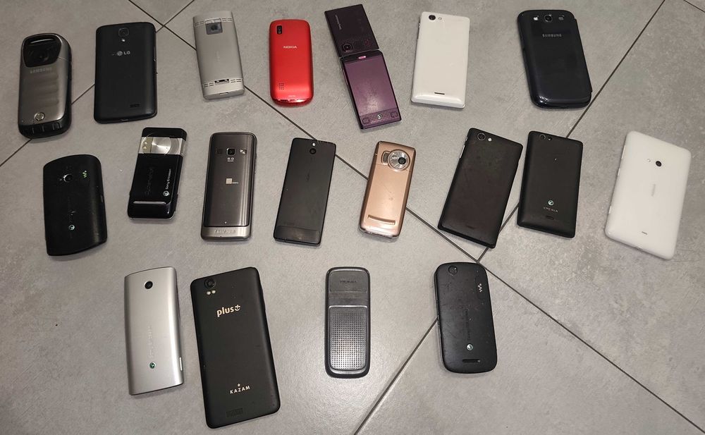 Duży zestaw telefonów Nokia, Sony Ericsson, baterie, ładowarki