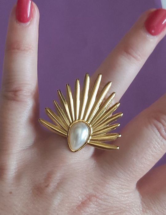 Anel dourado, em aço, com 1 pérola. Diferente. Ajustável