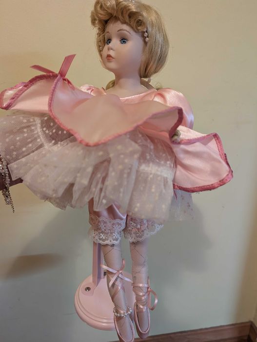 Boneca bailarina em porcelana com suporte