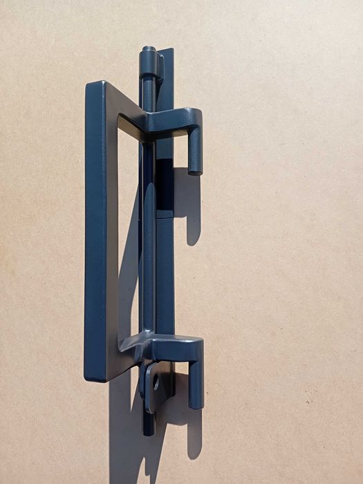 Ручка задвижка на откатные ворота.