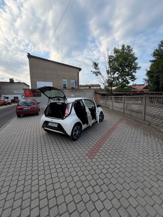 samochód toyota aygo
