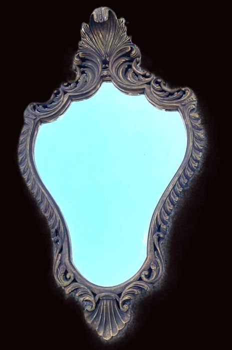 Espelho antigo, biselado de parede com caixilho em talha de madeira