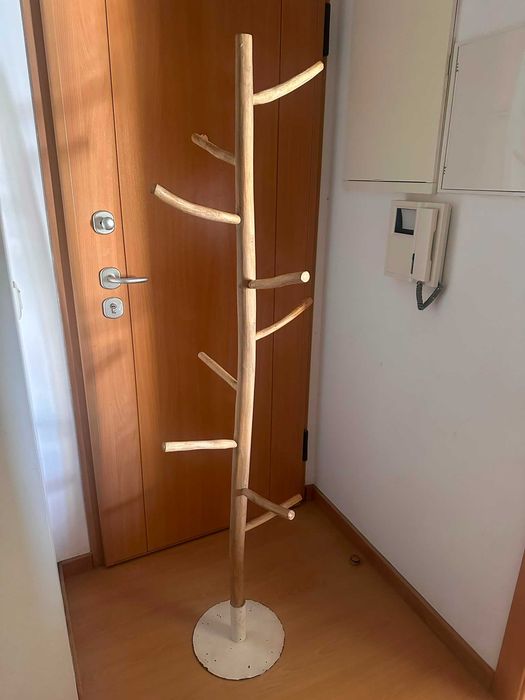 Bengaleiro RIVAGE da Maison du Monde em eucalipto montado sobre uma base de metal branco