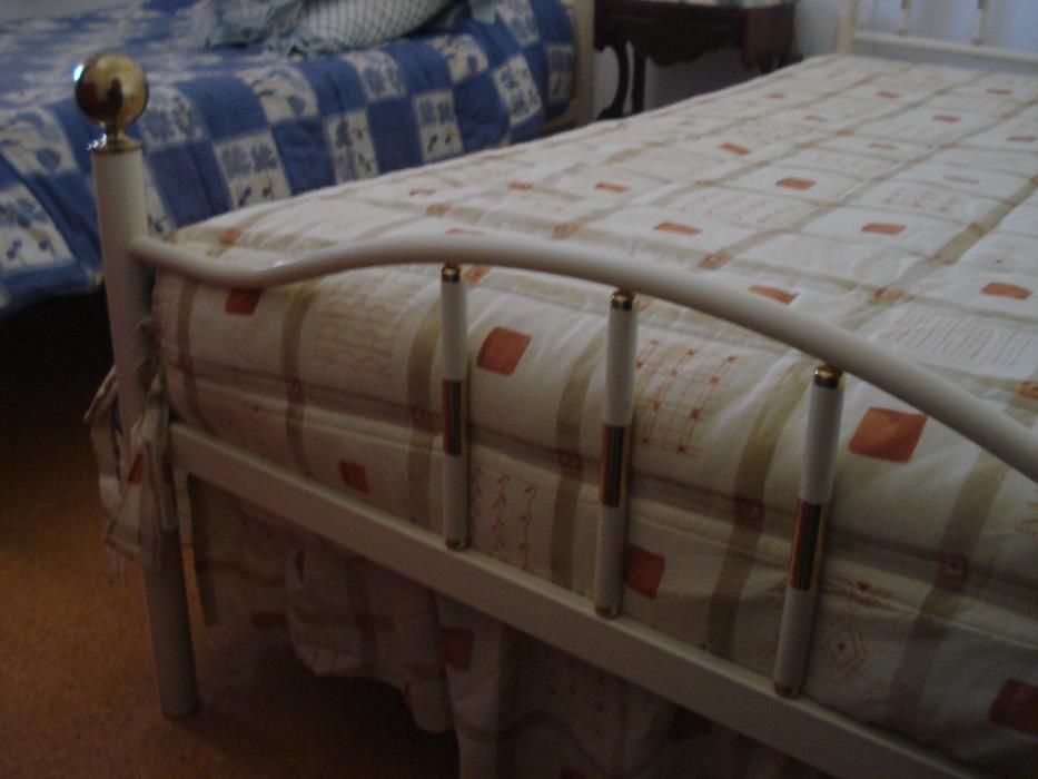 1 cama em latão e ferro
