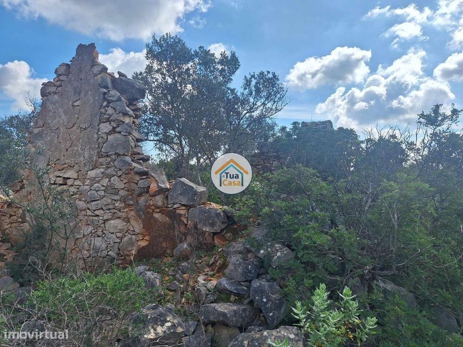 Plot of land with ruin in Medronhal, parish of Santa Bárbara de Nexe