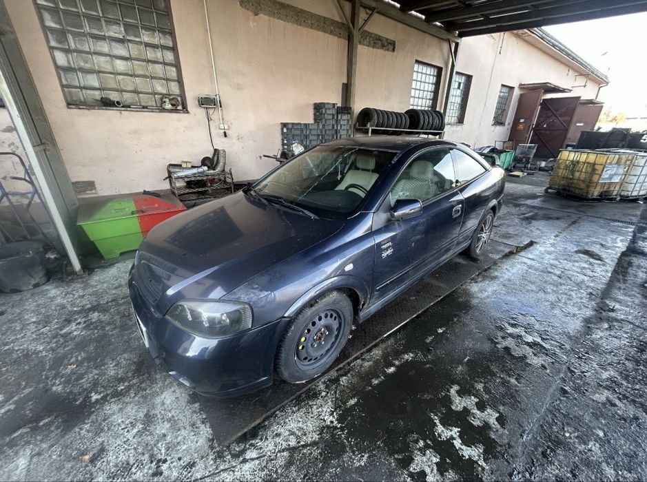 Opel Astra Bertone na części