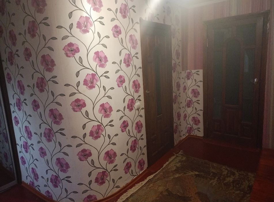 Здам в центрі Жмеринки велику 2 кімнатну квартиру 82м/ +закритий двір