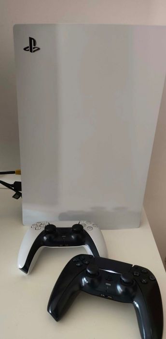 PlayStation 5 com dois comandos originais