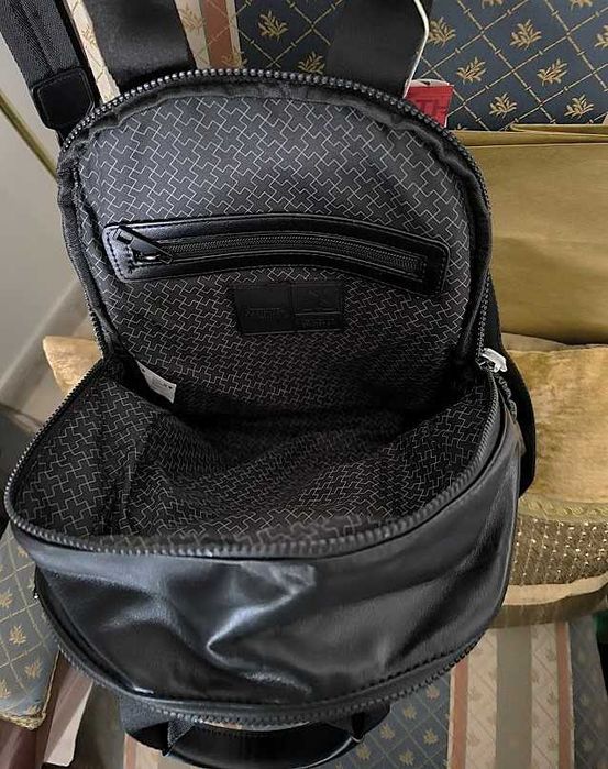 Mochila preta com look urbano, funcional, compacta, e com estilo contemporâneo    Marca Xti