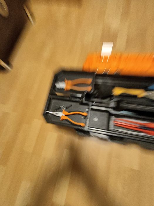 Skrzynka narzędziowa NEO z widocznymi narzędziami