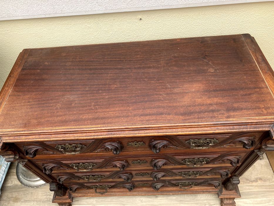 Cómoda de madeira com 4 gavetas