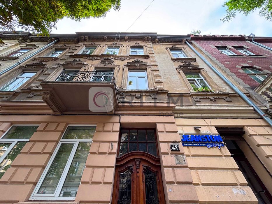 Продаж 3-кімнатної квартира в австрійському будинку — вул. Пекарська, 42, Личаківський район