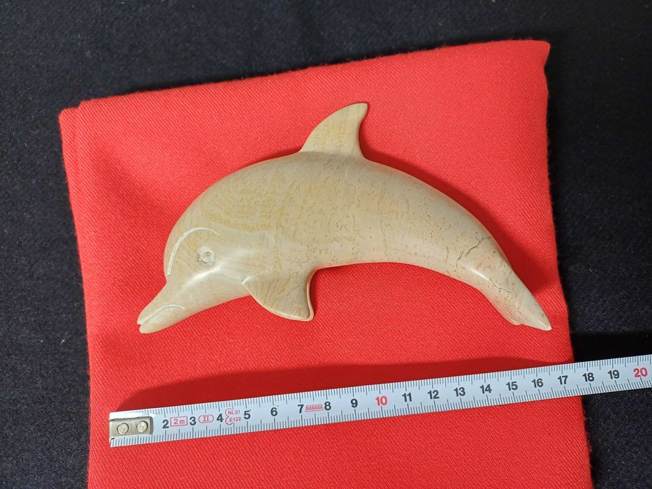 Estatueta de golfinho em pedra da Arrábida