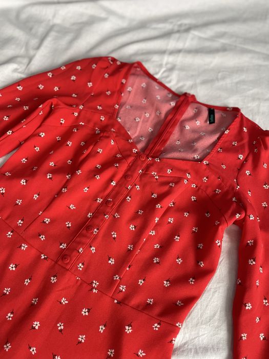 Червона сукня в квітковий принт