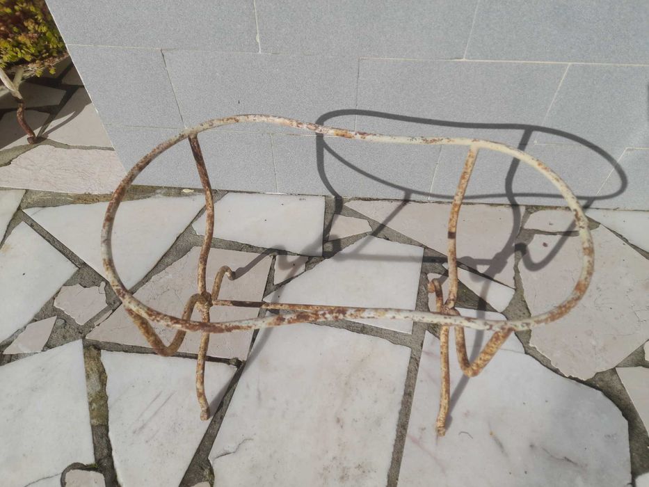 Bidé Antigo em Esmalte com Base de Ferro