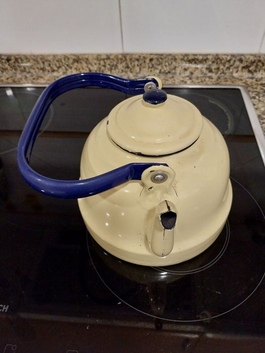Enamel Kettle - Vintage64752108267651121