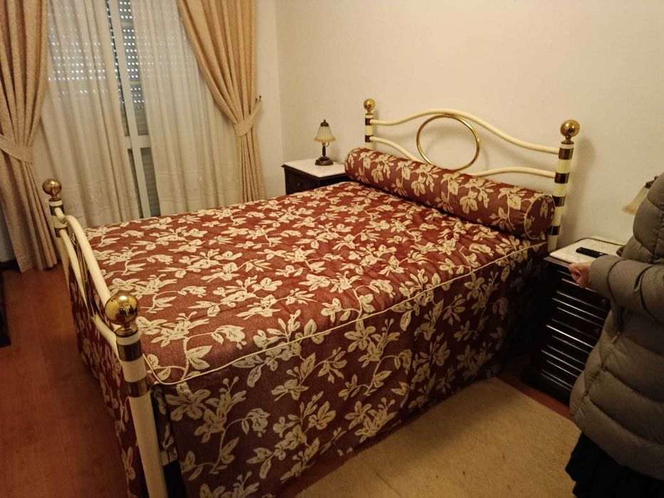 Cama de ferro com colchão e cobertura