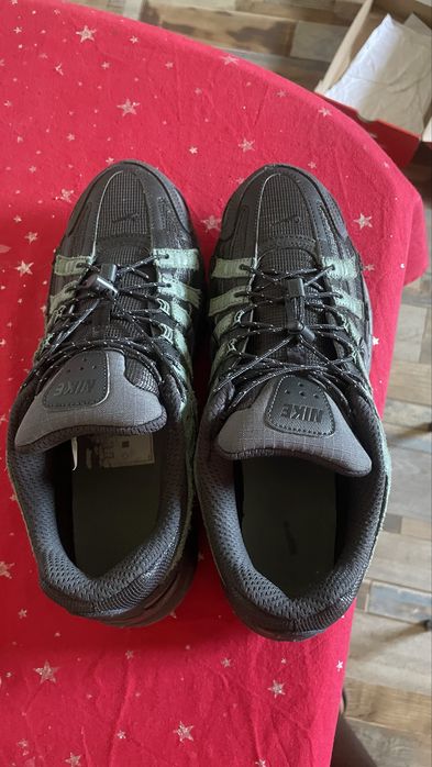 Vendo Nike P-6000 em excelente estado, com caixa original incluída. Os ténis encontram-se em ótimo estado geral.