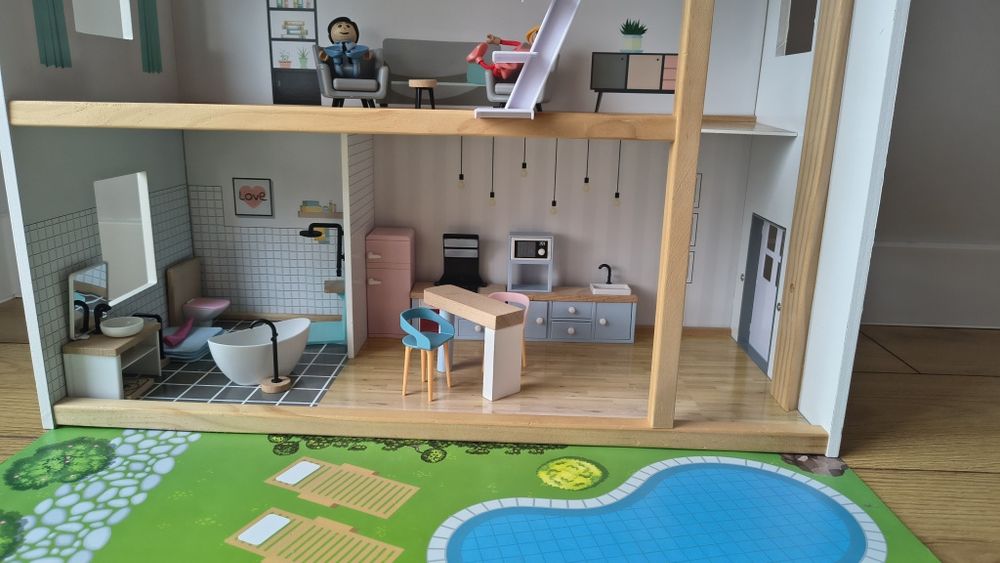 Domek dla lalek z windą i wyposażeniem