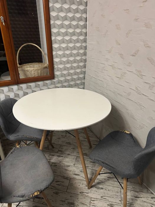 Кухоний круглий стіл .