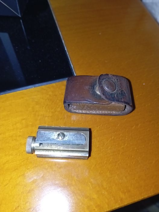 peça antiga Afia apara  lápis a carvão em latão