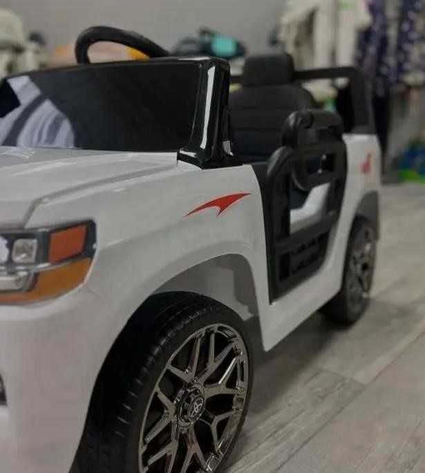 Дитячий електромобіль Тойота Крузак пульт музика світло детский EVA