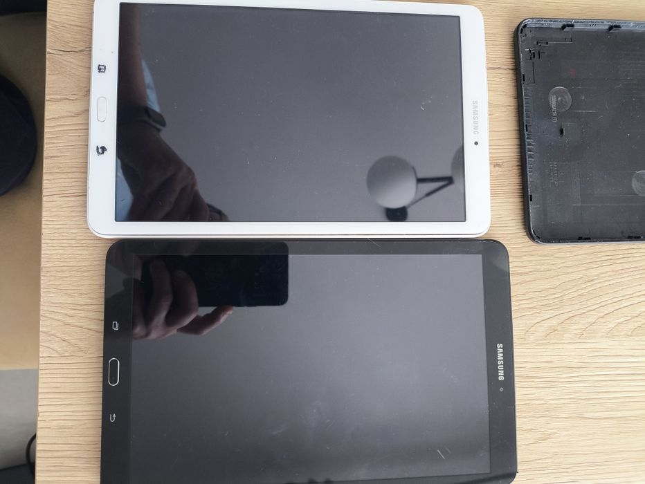Tablety Samsung T560- Zestaw 5 szt., nie włączają się