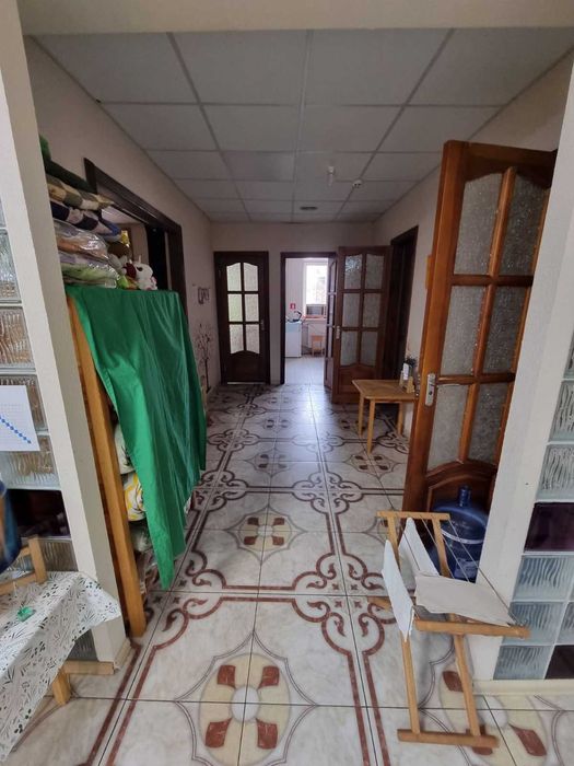 Комерційне приміщення в сучасному багатоповерховому будинку