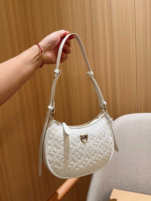 worek z półksiężycem pod pachą