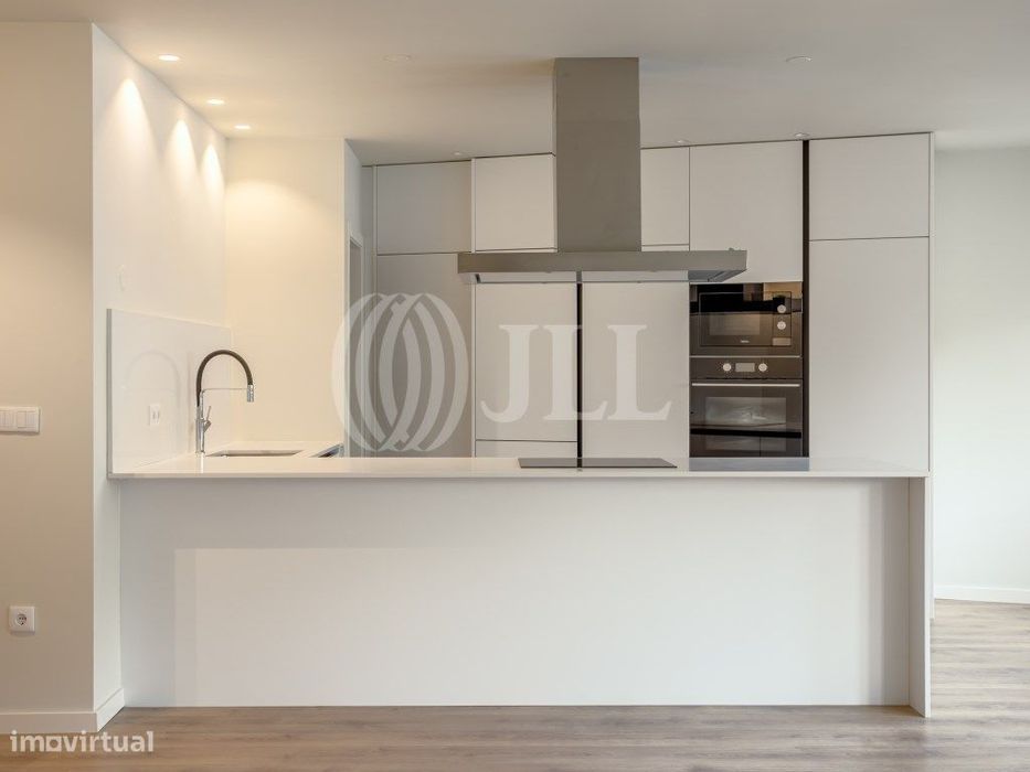 Apartamento T4 com varanda e garagem nas Antas Porto