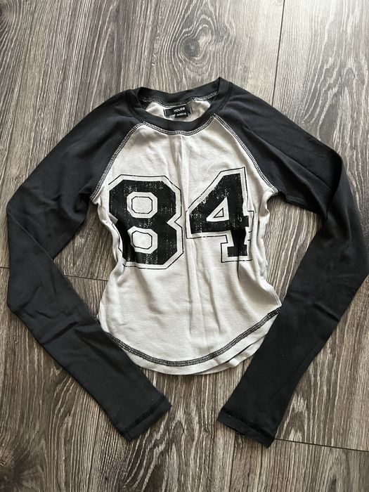 Укорочений лонгслів в стилі Y2K