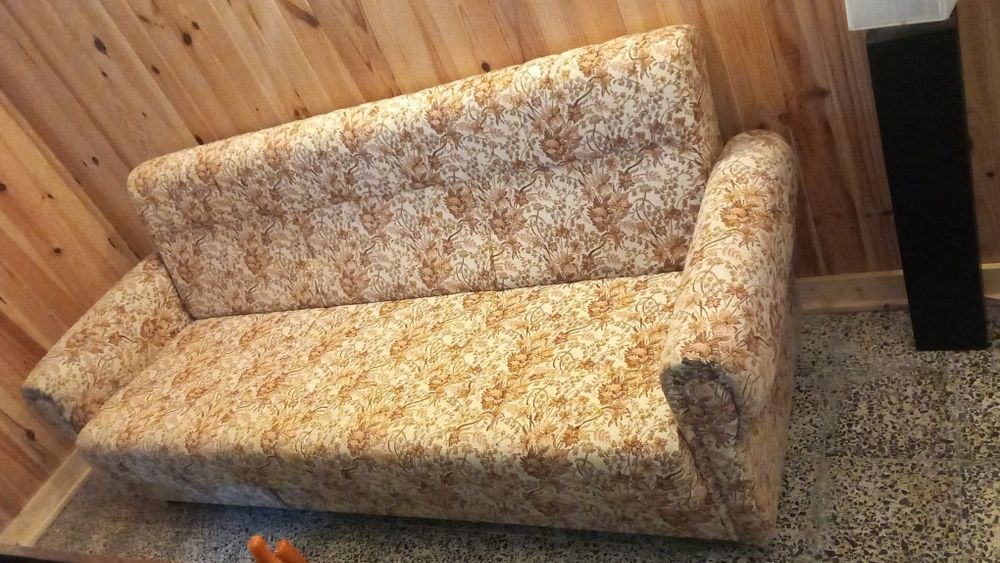 Sofá-cama em padrão floral -Em BOM ESTADO DE CONSERVAÇÃO