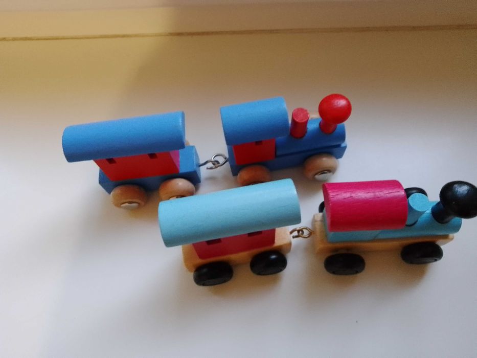 Паровозики с вагончиками дерево