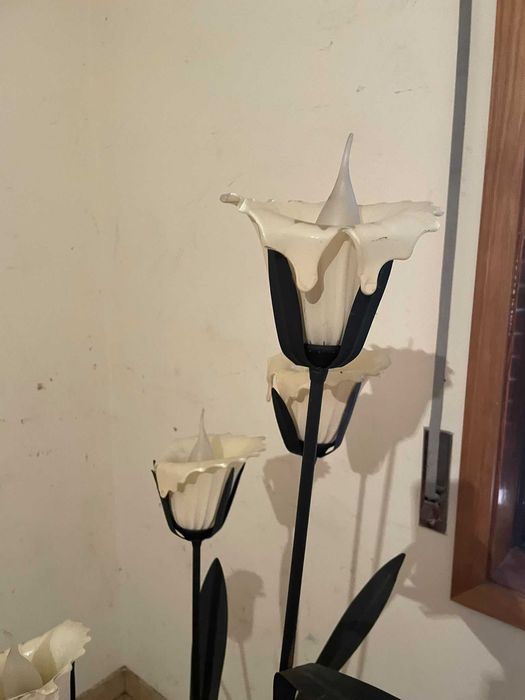 Candeeiro de pé com flores