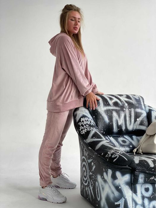 Велюровый спортивный костюм