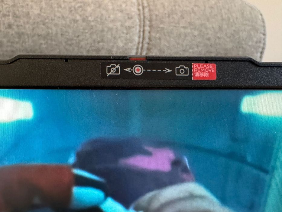 Laptop Lenovo AMD Ryzen 3 7320U + torba gratis
