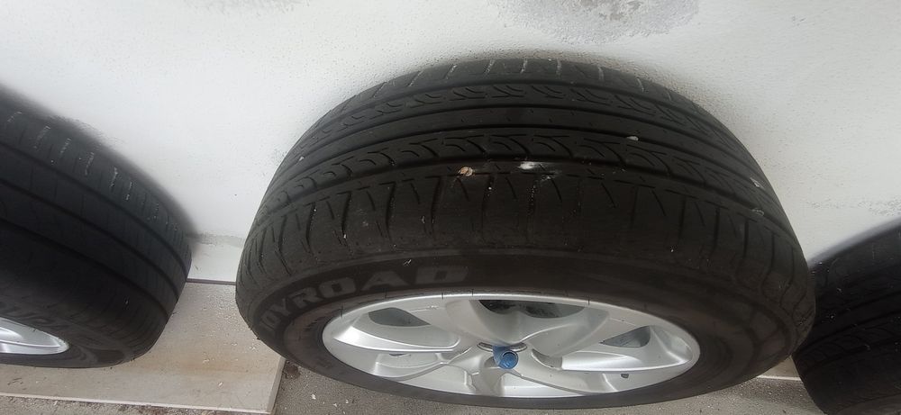 Jantes 15'' de Peugeot 208 com pneus