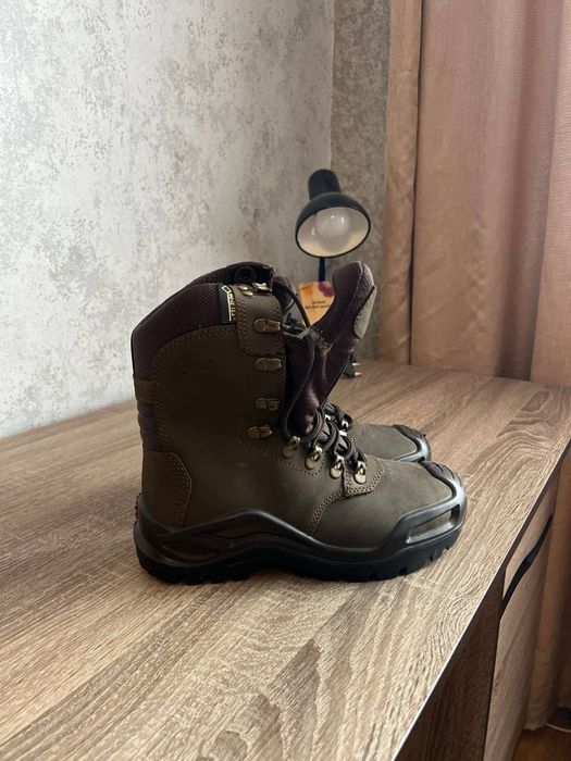 Продам нові черевики 38
