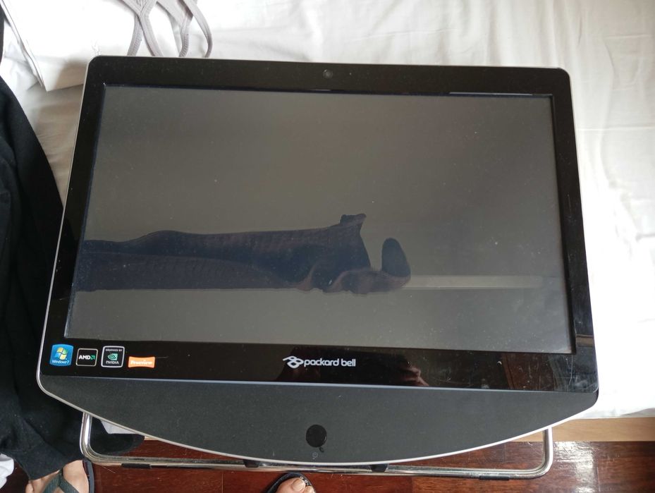 Computador all-in-one Packard Bell com 120GB de SSD, 8GB de DDR3 e ecrã tátil.