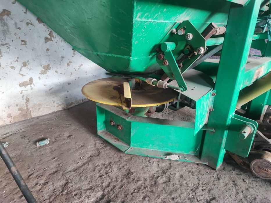 Розкидач добрива МВД 1.2