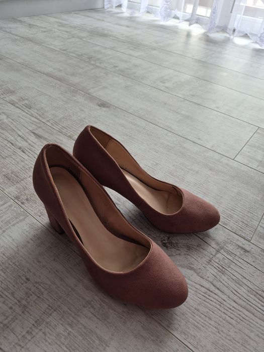 Продаються жіночі мешти в розмірі 40