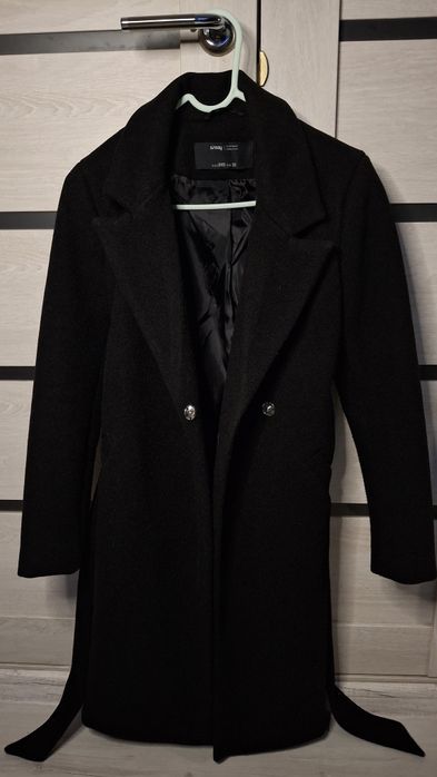 Пальто чорне з поясом