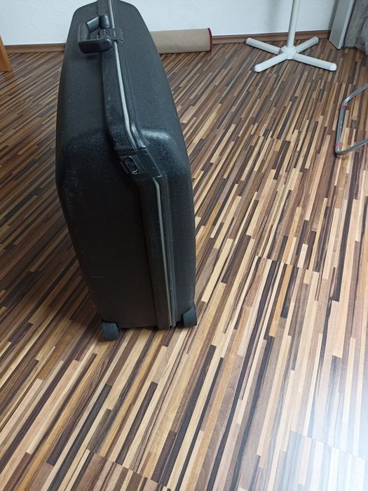 Чемодан пластиковый размер 75*50*25см.