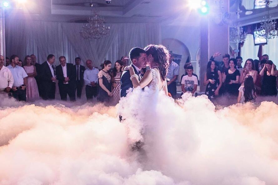На свадьбу тяжелый дым холодные фонтаны, важкий дим, диджей, ведущий ...