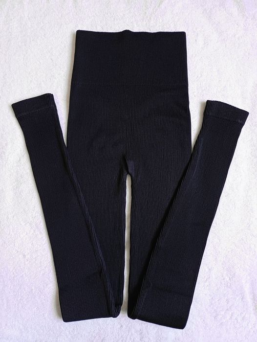 чорні лосини в рубчик з пушап ефектом