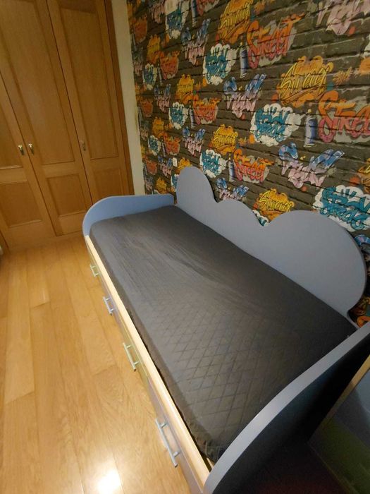 Cama com gavetas de arrumação